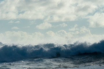 台風のうねりによる波