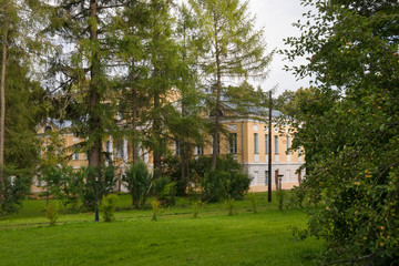 Fototapeta na wymiar BERNOVO, TVER REGION, RUSSIA - AUGUST 11, 2019: Museum building A.S. Pushkin. The main house of the estate of the landowners Wulf. The village of Bernovo
