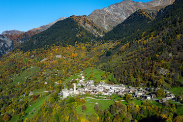 Fototapeta na wymiar Soglio - Val Bregaglia - Svizzera - Vista aerea panoramica autunnale