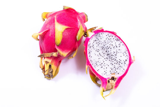  K&aelig;̂wmạngkr bn c̄hāk h̄lạng k̄hāw l&aelig;a phr̂xm rạbprathān  Learn to pronounce The dragon fruit on the white background and ready to eat.