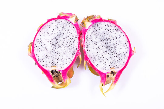  K&aelig;̂wmạngkr bn c̄hāk h̄lạng k̄hāw l&aelig;a phr̂xm rạbprathān  Learn to pronounce The dragon fruit on the white background and ready to eat.