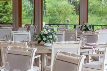 Перевести вGoogleBingBeautiful white and green composition of roses is in a vase on the table in the restaurant. flowers, arrangement, roses, decoration, wedding, romanceBeautiful white and green comp