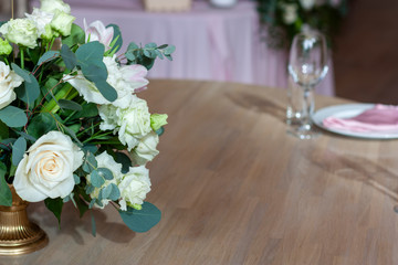 Перевести вGoogleBingBeautiful white and green composition of roses is in a vase on the table in the restaurant. flowers, arrangement, roses, decoration, wedding, romanceBeautiful white and green comp