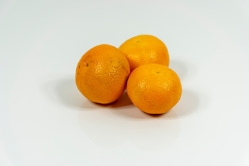 Pomarańcza na białym stole