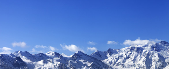 Fototapeta na wymiar Snow winter mountains in nice sunny day