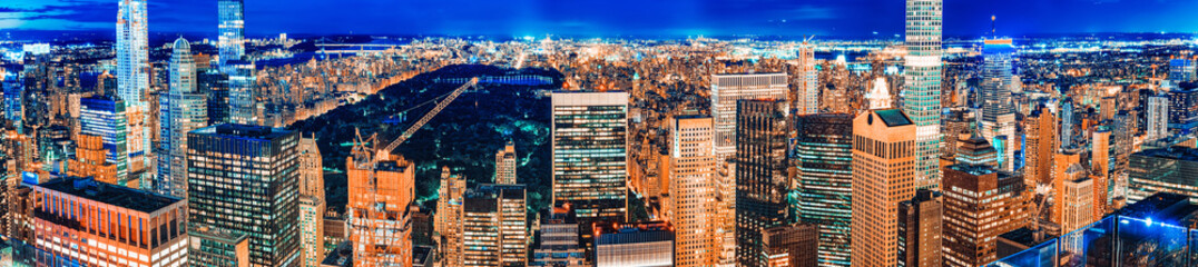 Night view of Manhattan from the skyscraper's observation deck. New York. - obrazy, fototapety, plakaty