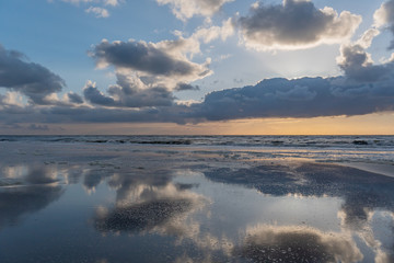 Fototapeta na wymiar Sonnenuntergang am Meer – Nordsee, Niederlande