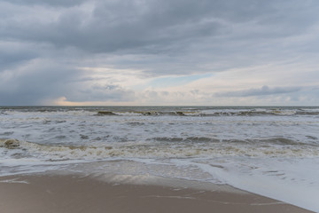 Wetterwechsel am Strand mit Wind, Regen und dunkle Wolken 