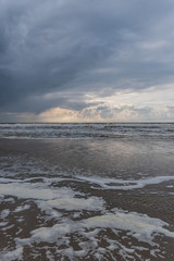 Wetterwechsel am Strand mit Wind, Regen und dunkle Wolken 