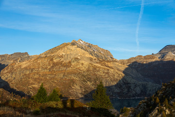 Die wunderbare Bergwelt des Wallis im Herbst