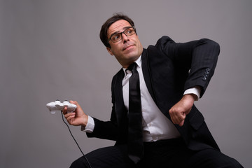 Naklejka premium Portrait of Persian businessman in suit playing games