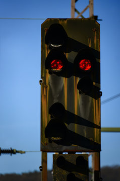  Hauptsignal Halt Signal Eisenbahn Rot PH0 Rost Lichter Verfall Instandhaltung Korrosion Stop Bahn Oberleitung Symbol Bahnhof Gleis Ausfahrt Warten Versp&auml;tung Deutschland 