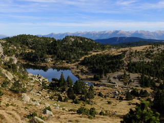 Fototapeta na wymiar Lac des bouillouses et la chaine de la Cerdagne dans les pyrénées orientales catalanes