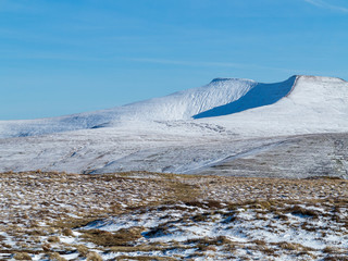 The peaks of Pen Y Fan and Corn Du in the Brecon Beacons National Park in winter. - obrazy, fototapety, plakaty