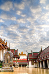 Fototapeta na wymiar Twilight Golden Mountain Temple, The most famous travel destination in Bangkok Thailand