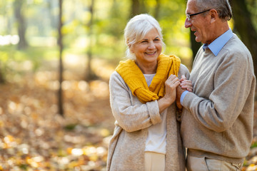 Fototapeta premium Happy senior couple in autumn park
