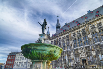 Historischer Brunnen und Rathaus in Aachen