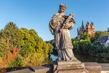 Statue des heiligen Johann von Nepomuk mit Limburger Dom im Hintergrund