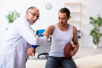 Obraz premium Young male patient visiting experienced doctor