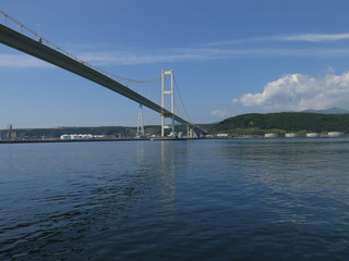 海上から見た白鳥大橋（北海道室蘭市）