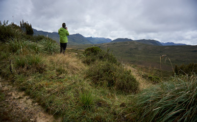 Caminante mirando el paisaje