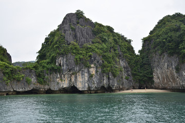 Beach in Lan Ha Bay 