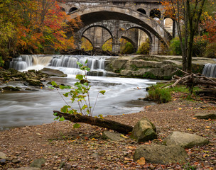 Fototapeta na wymiar long exposure of waterfall with arches in fall