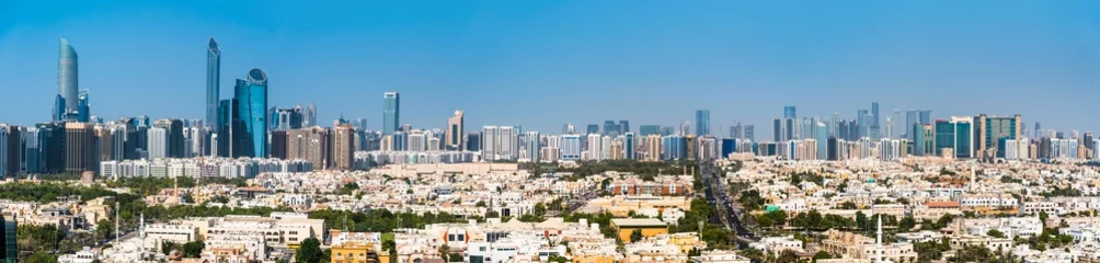 Gordijnen Panoramisch uitzicht op de skyline van het centrum van Abu Dhabi in de hoofdstad van de VAE © creativefamily