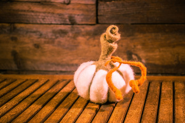 Citrouille en laine cardée pour halloween citrouille blanche et rouille duveteuse réalisée en laine feutrée à l'aiguille sur fond en bois