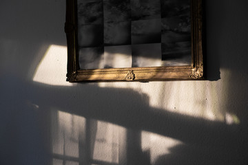 Wand mit Foto, Schattenspiel