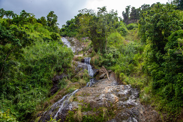 Fototapeta na wymiar mall Waterfall in Orocovis, Puerto Rico. Pequena cascada en Orocovis, Puerto Rico.