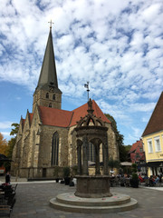 Fototapeta na wymiar Neuer Markt Herford mit Blick auf den Neustädter Brunnen und die St. Johannis Kirche, Ostwestfalen