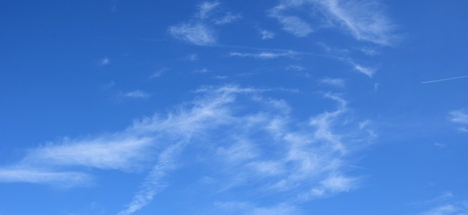Naklejka na ściany i meble Weiße Schleierwolken vor blauen Himmel