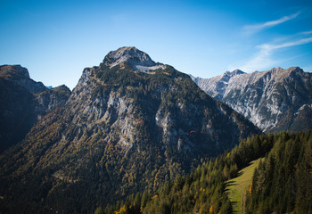 Paraglider vor Dristenkopf im Karwendelgebirge Tirol Achensee Österreich