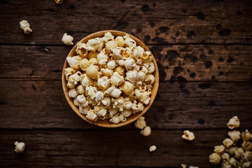 Obraz na płótnie Canvas Delicious popcorn with caramel on wooden background..