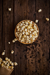 Obraz na płótnie Canvas Delicious popcorn with caramel on wooden background..