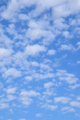 Schäfchenwolken - weiße Wolken - blauer Himmel