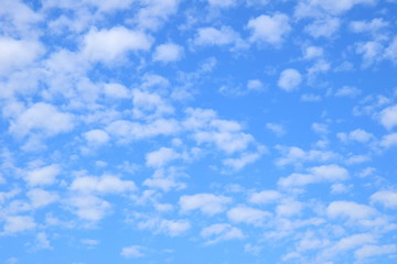 Weiße Schäfchenwolken - Wolkenbild - blauer Himmel