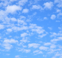 Schäfchenwolken - weiße Wolken - blauer Himmel