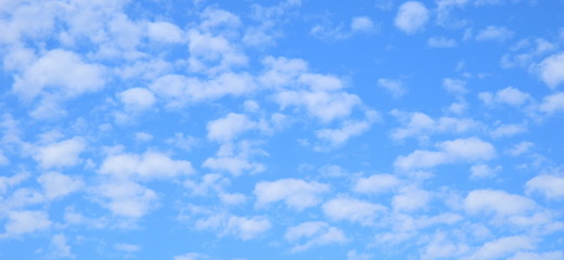 Weiße Schäfchenwolken - Wolkenbild - blauer Himmel