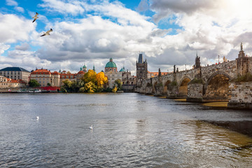 Blick über die Moldau auf die Karlsbrücke und Altstadt von Prag, Tschechien, an einem sonnigen Herbstag
