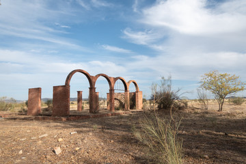Construcción abandonada en el campo de conjunto de arcos 