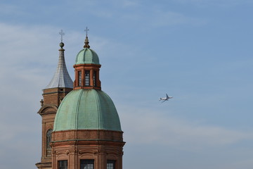 Bologna - Chiesa con aereo 