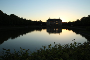 Obraz premium Schloss am See im Abendlicht