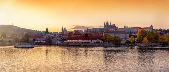 Panorama der Altstadt von Prag mit der Prager Burg und dem Fluss Moldau bei Sonnenuntergang im Herbst, Tschechien