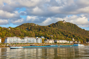 Die Ruine der Burg Drachenfels befindet sich auf einem Berg im Siebengebirge am Rhein.