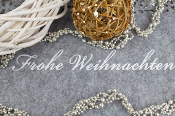 Grauer Filz mit Aufschrift und silbernen, goldenen und weißen Elementen
