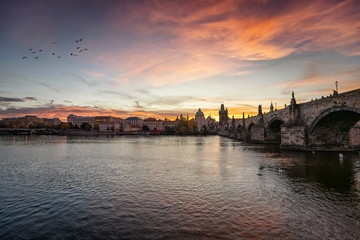 Fototapeta na wymiar Blick über die Moldau auf die Silhouette der Altstadt und der Karlsbrücke von Prague, Tschechien, bei Sonnenaufgang