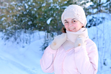 Fototapeta na wymiar woman on a winter walk
