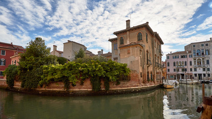 Edificios antiguos de Venecia a la orilla de una canal
